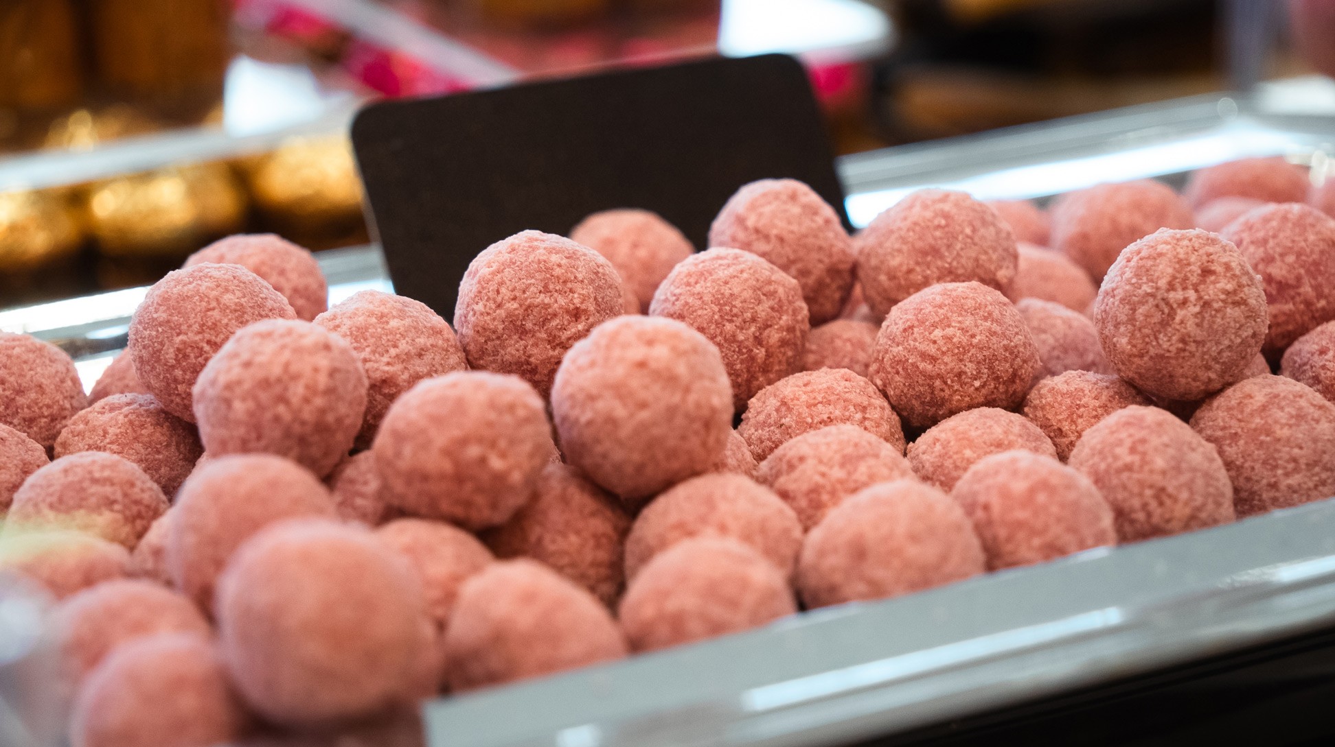 Photographie boules au biscuit rose.