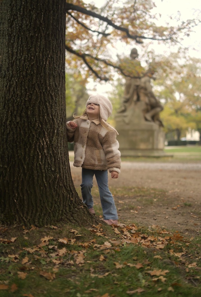 Dětská fotografie - holčička u stromu venku v přírodě
