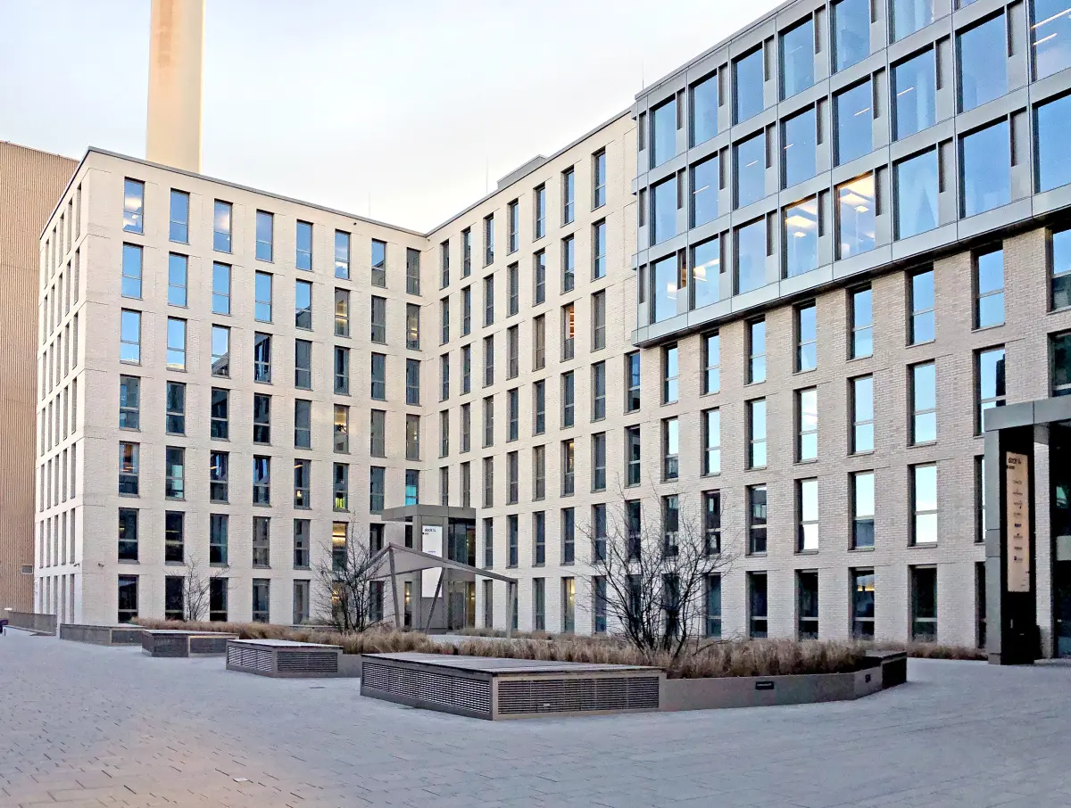 Isometrische Zeichnung eines Bauprojekts mit mehreren Gebäuden und markierten Strukturen in Rot