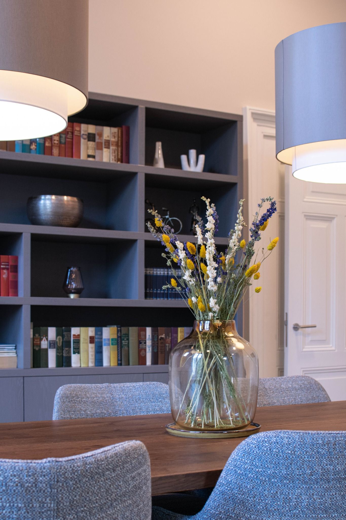 sfeer eetkamer met boekenkast