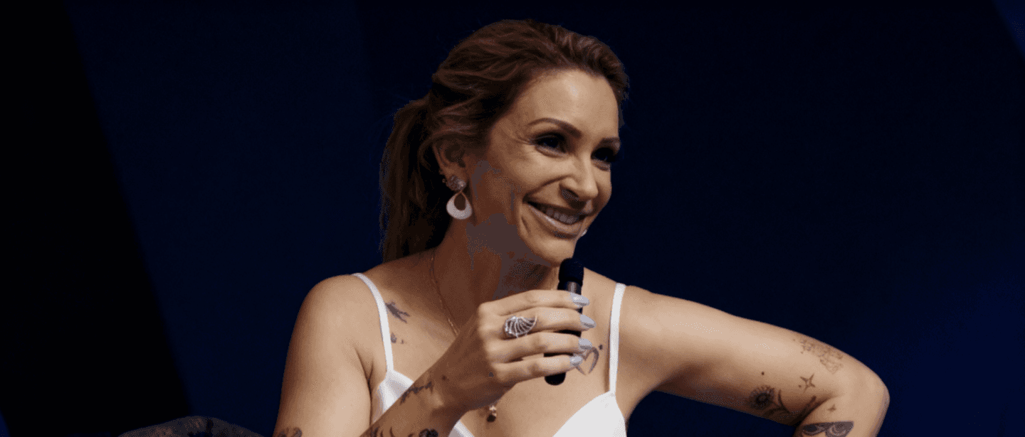 woman in black V-neck shirt