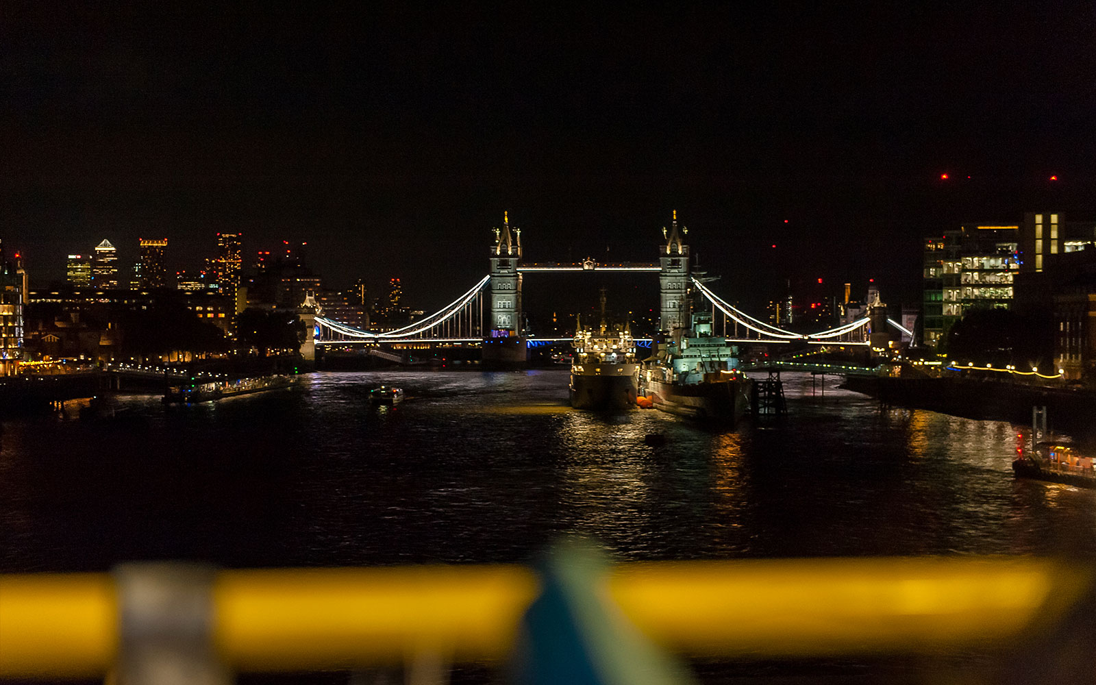 Le Tower Bridge illuminé la nuit sur la Tamise à Londres.