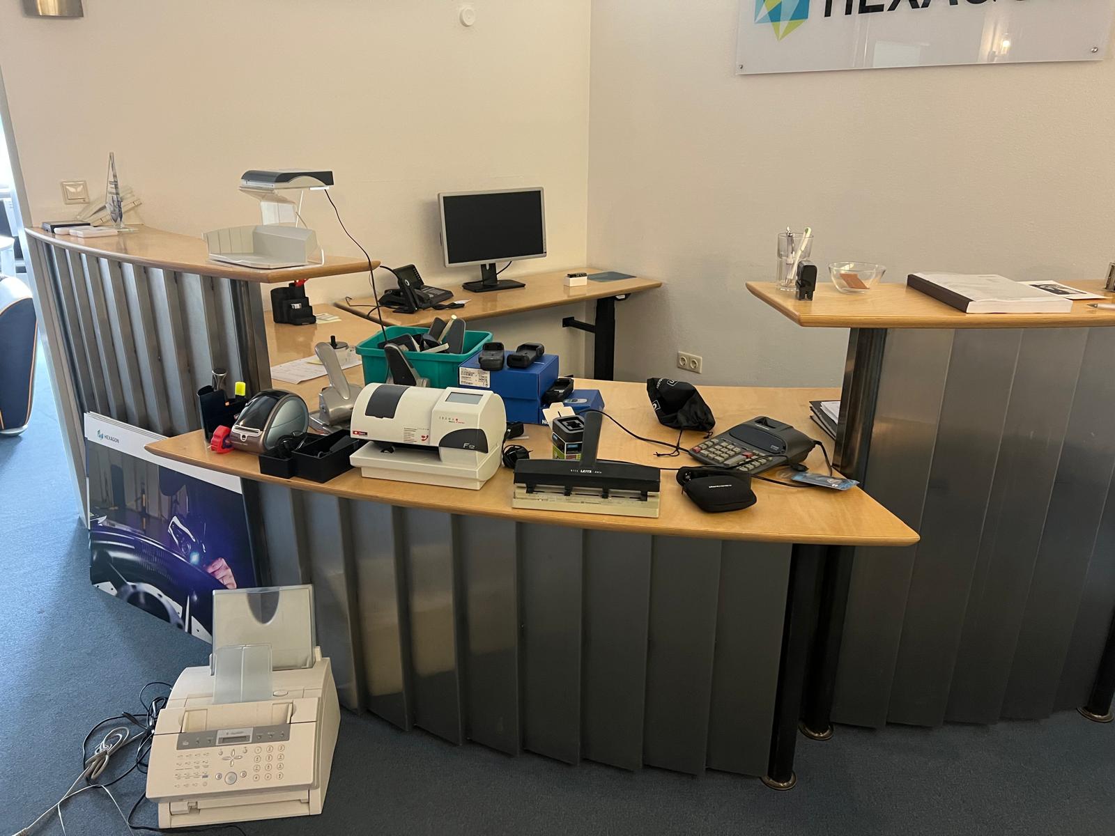 Entrümpelung Erding, ein Wohnzimmer das verschiedene Packete auf dem Boden hat.