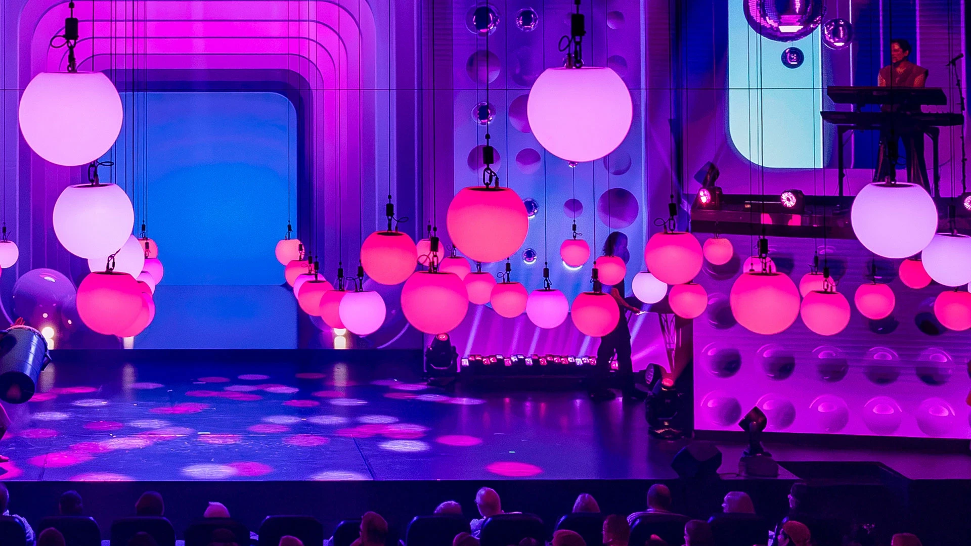 Moderne Lichttechnik im Saal des GOP Artistical-Theater Essen