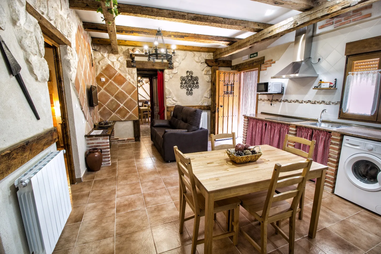 Casa Merlot: alojamiento para 4-6 personas con dos habitaciones, cocina equipada, salón con TV y baño completo.