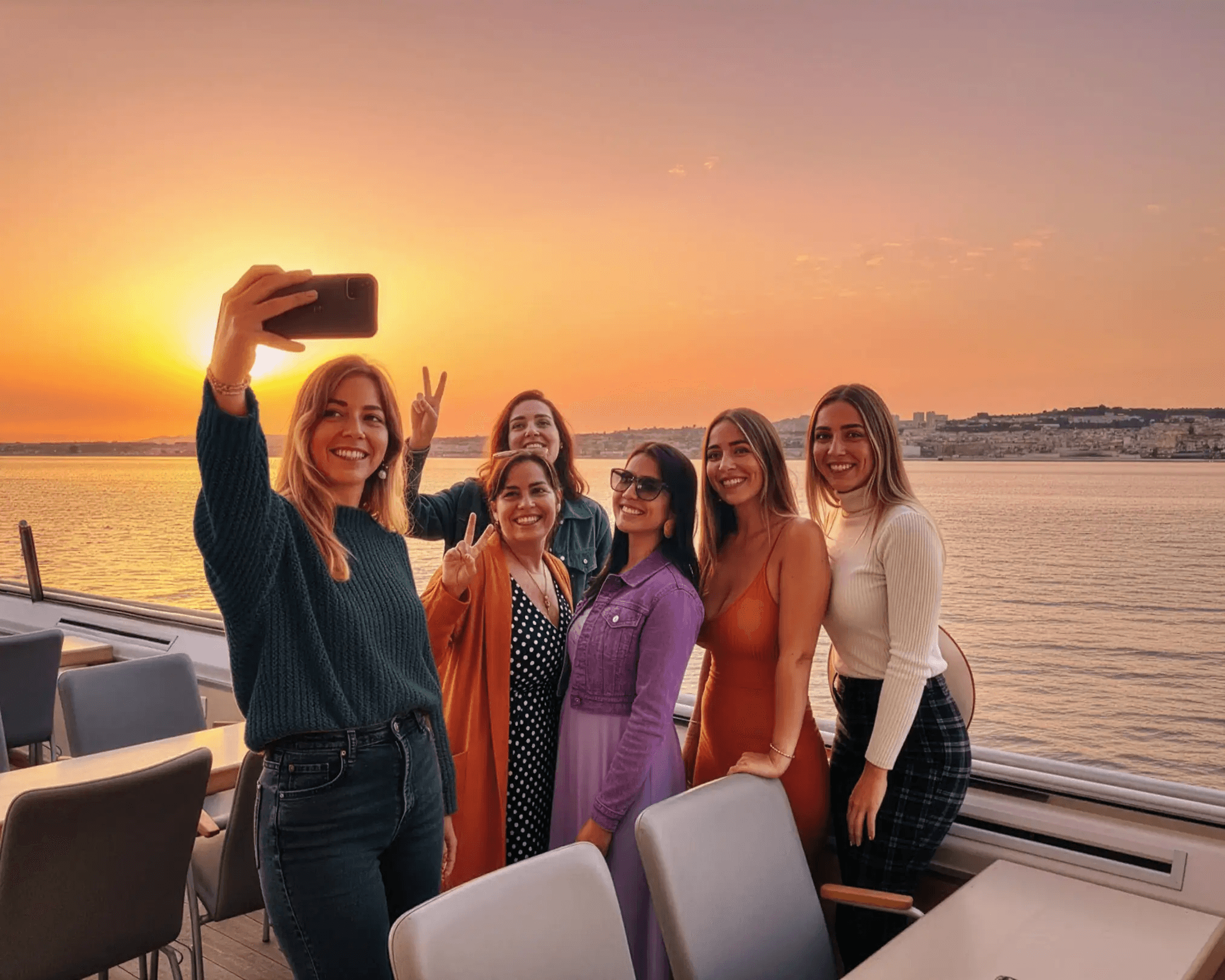Lisbon: Sunset Cruise with Welcome Drink and Snacks