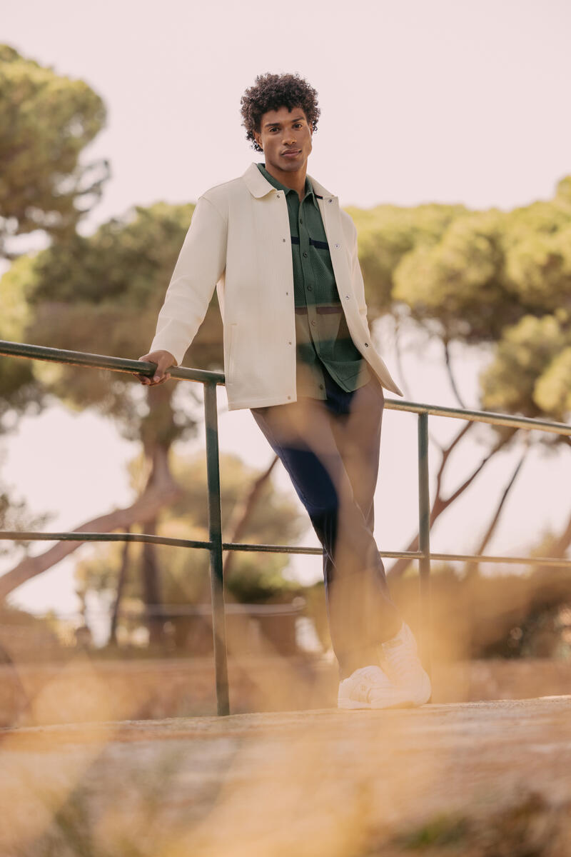 Mannequin en pied dans le lookbok de Wilson Sportstyle avec blouson blanc et polo technique vert
