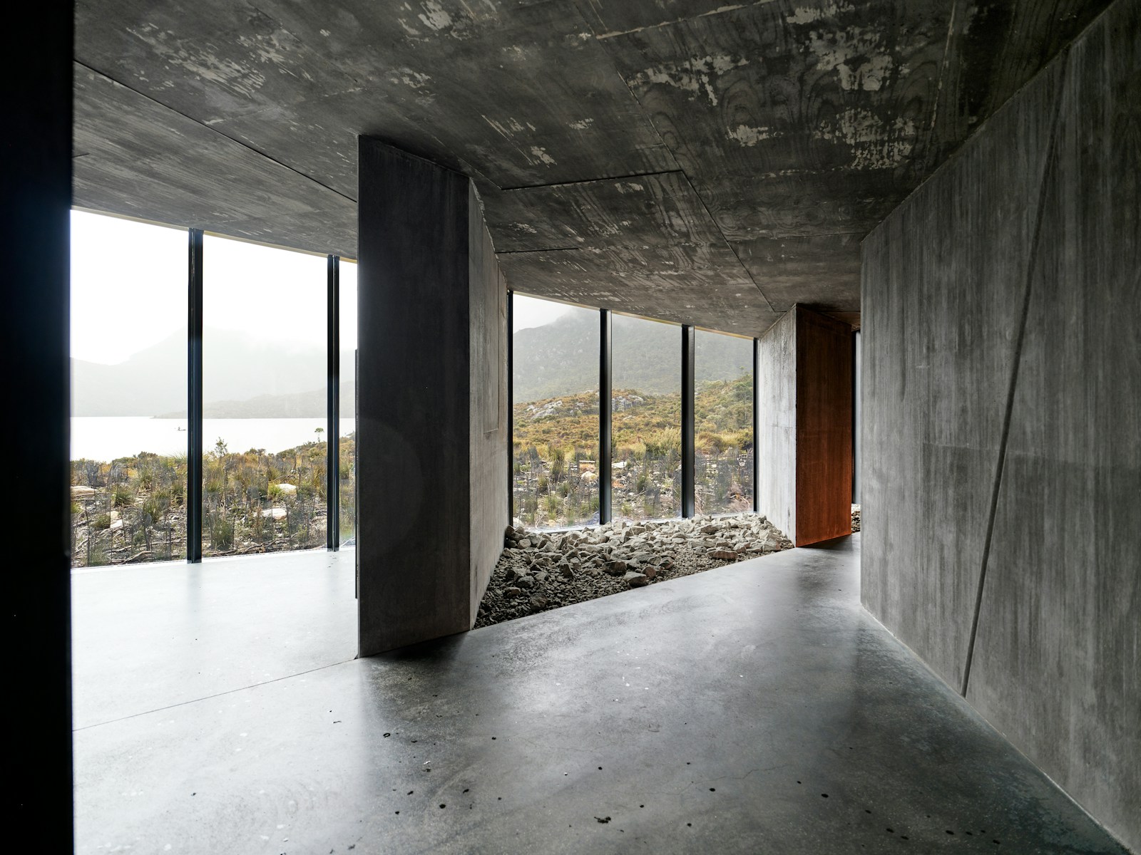 Villa Léman — pierre, bois et grandes menuiseries
