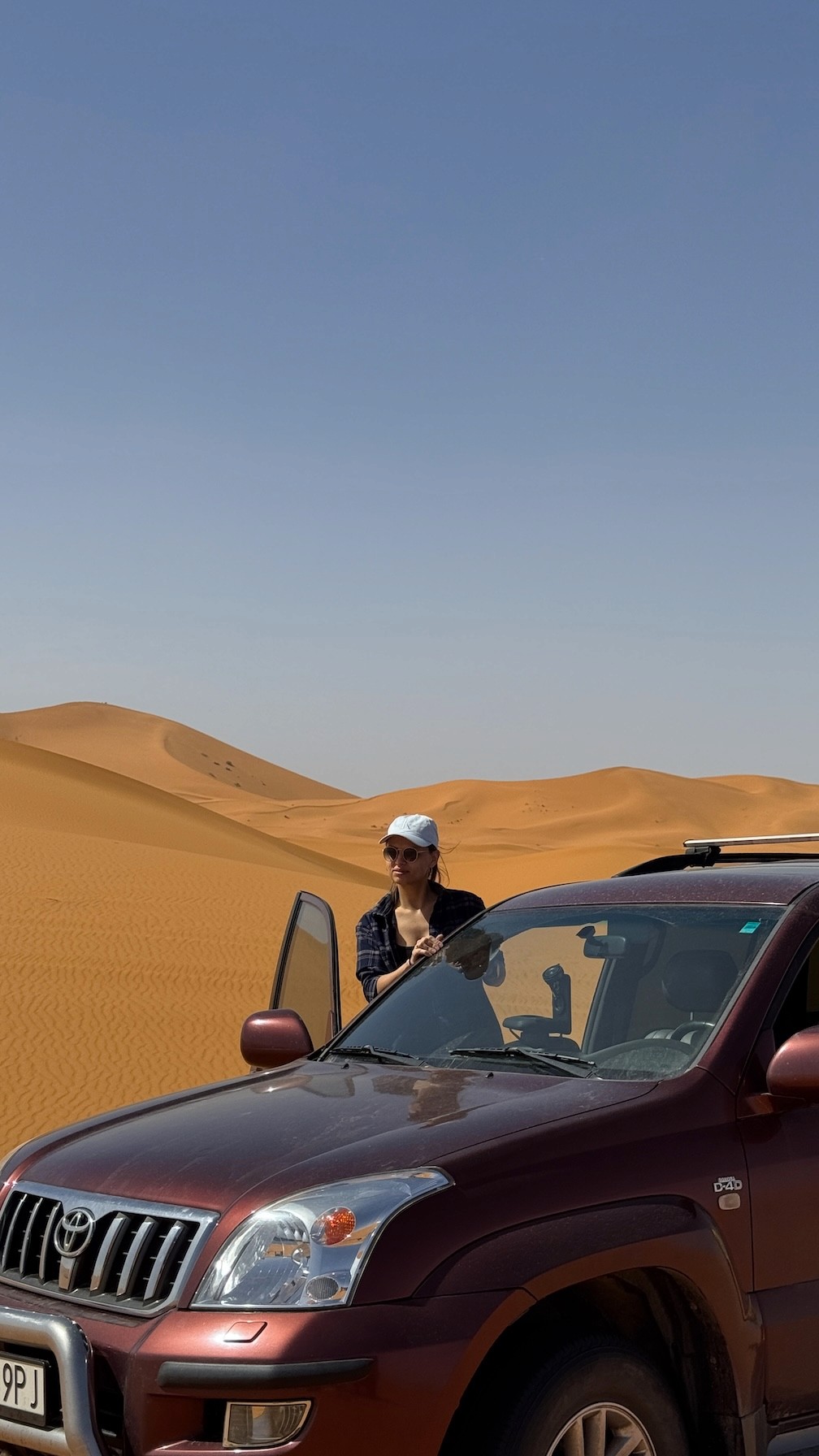 Живём на вилле у моря, чилим между заездами, говорим про мотоциклы.