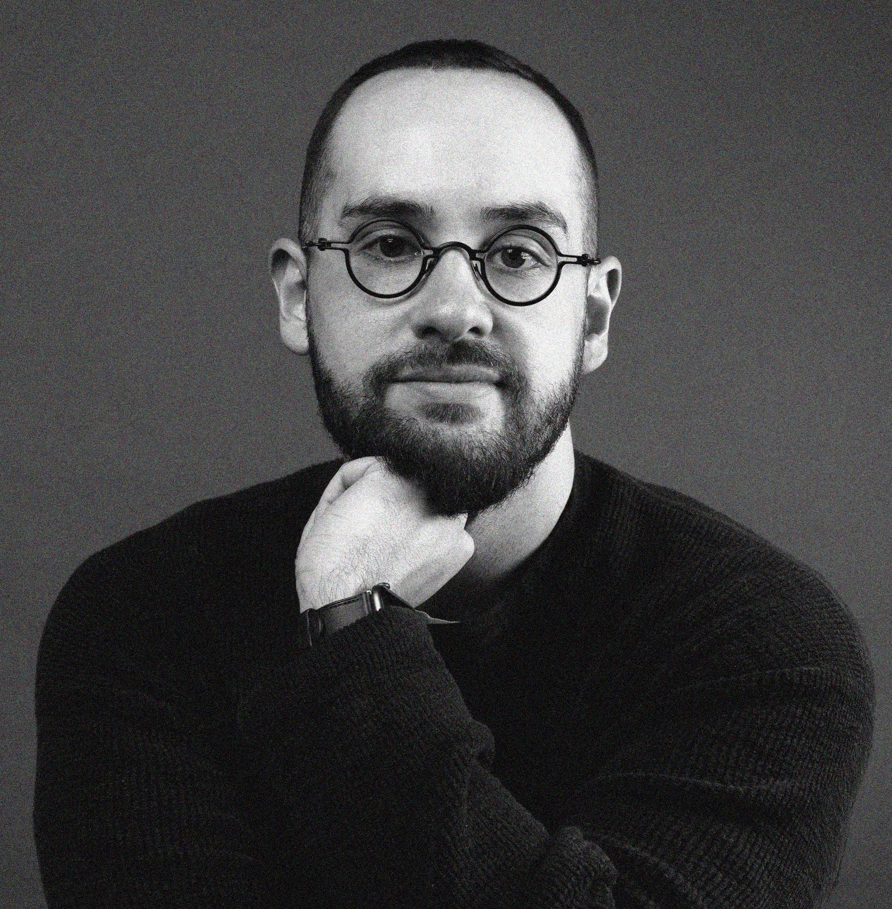 woman wearing black sleeveless top