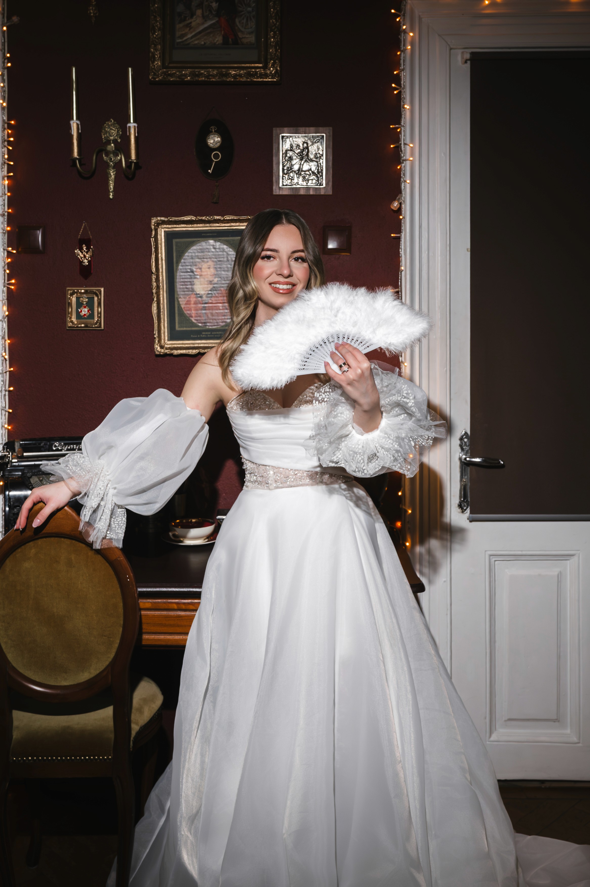 Mireasă în profil, detaliu rochie cu trenă, fotografie alb-negru stil documentar nuntă România