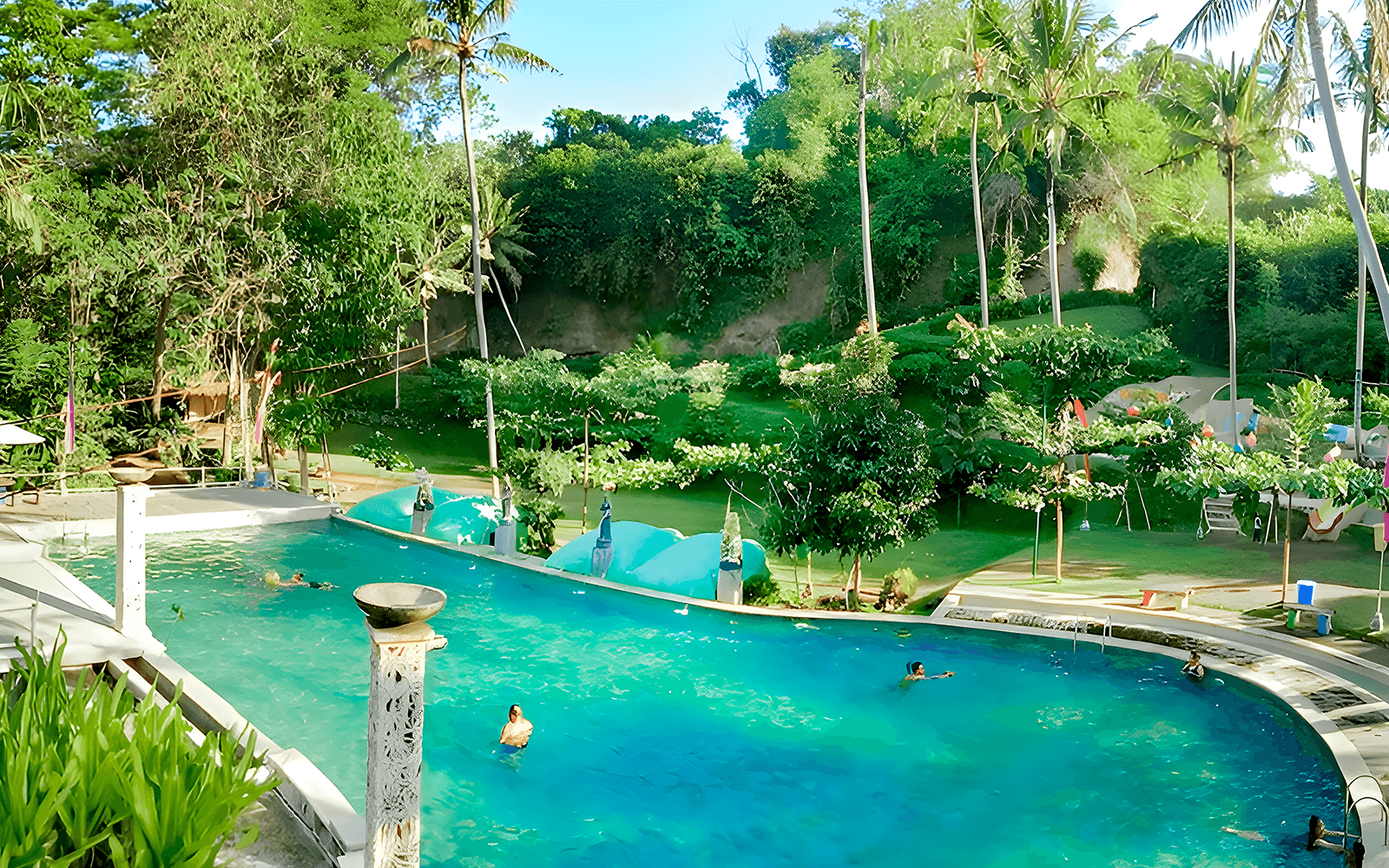 Orang-orang di kolam renang di Keramas Park