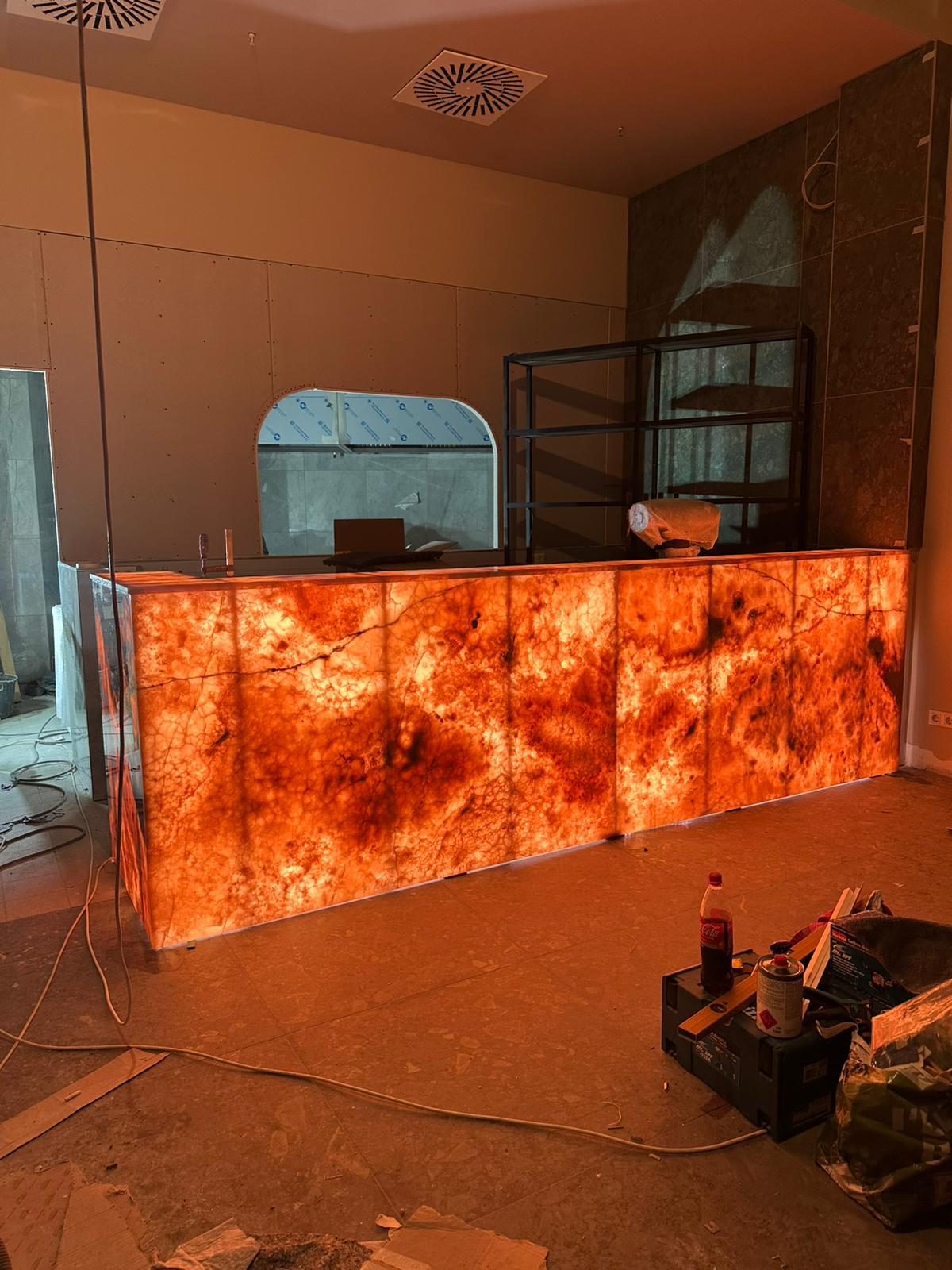 Lichtdurchlässiger Onyx Dark Cider als Barfront mit und ohne Beleuchtung