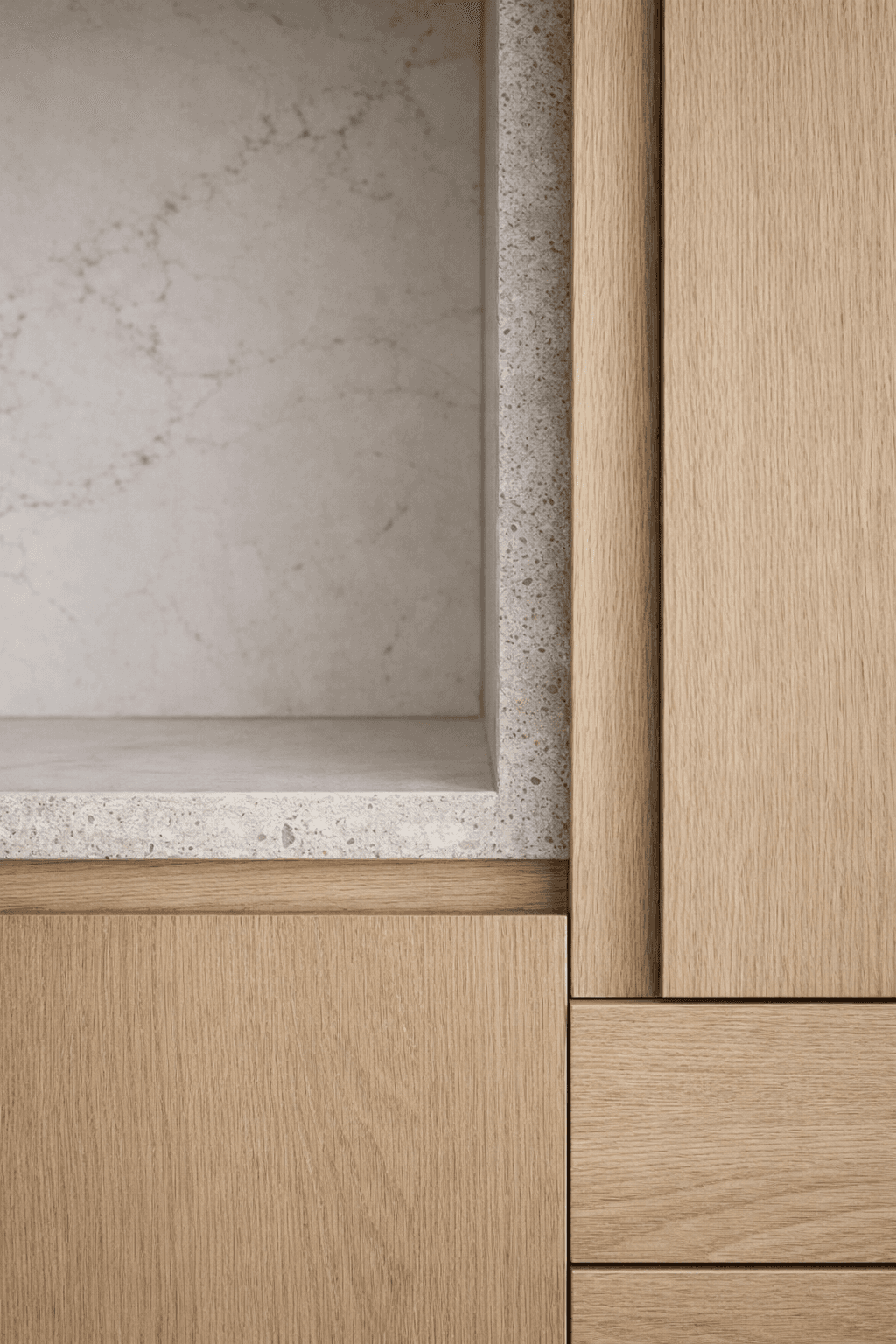 Prairiebeplanting met paarse en gele bloemen in natuurlijke, losse compositie.