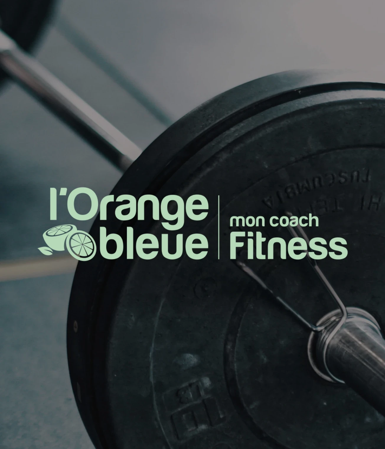 Logo l'Orange Bleue : mon coach fitness avec un haltère en fond