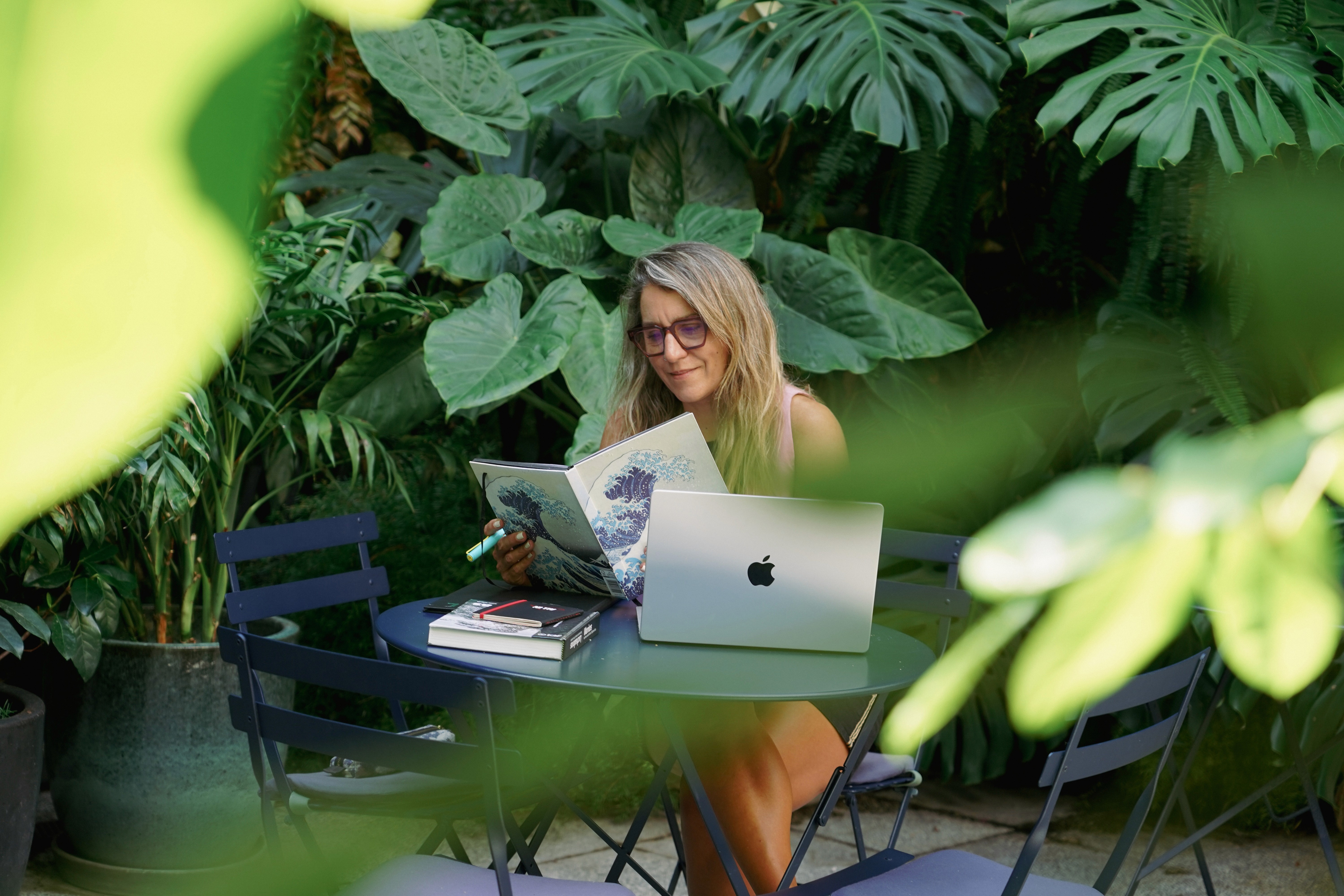 Flor Cajide en una mesa con libros y computadora