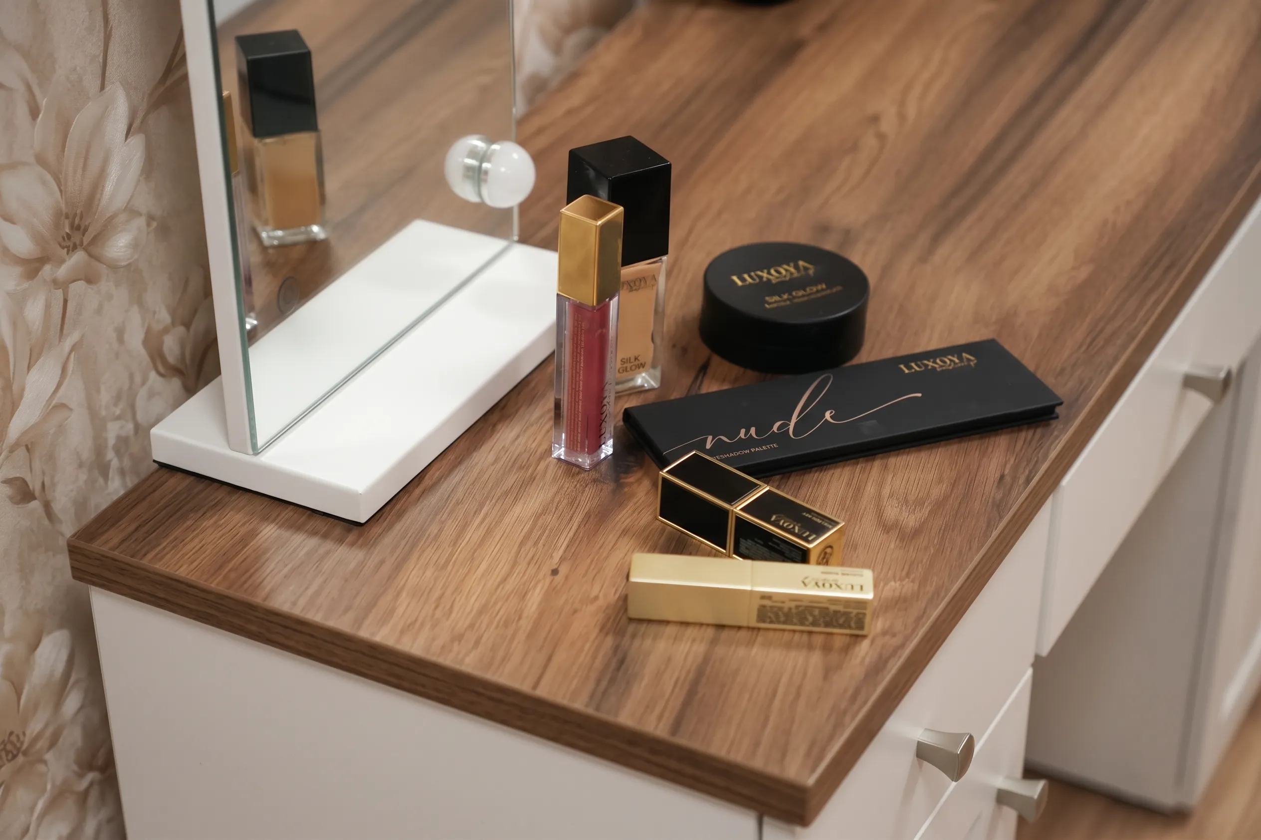 Dekoratívna kozmetika Luxoya na toaletnom stolíku v salóne FIGUE Beauty