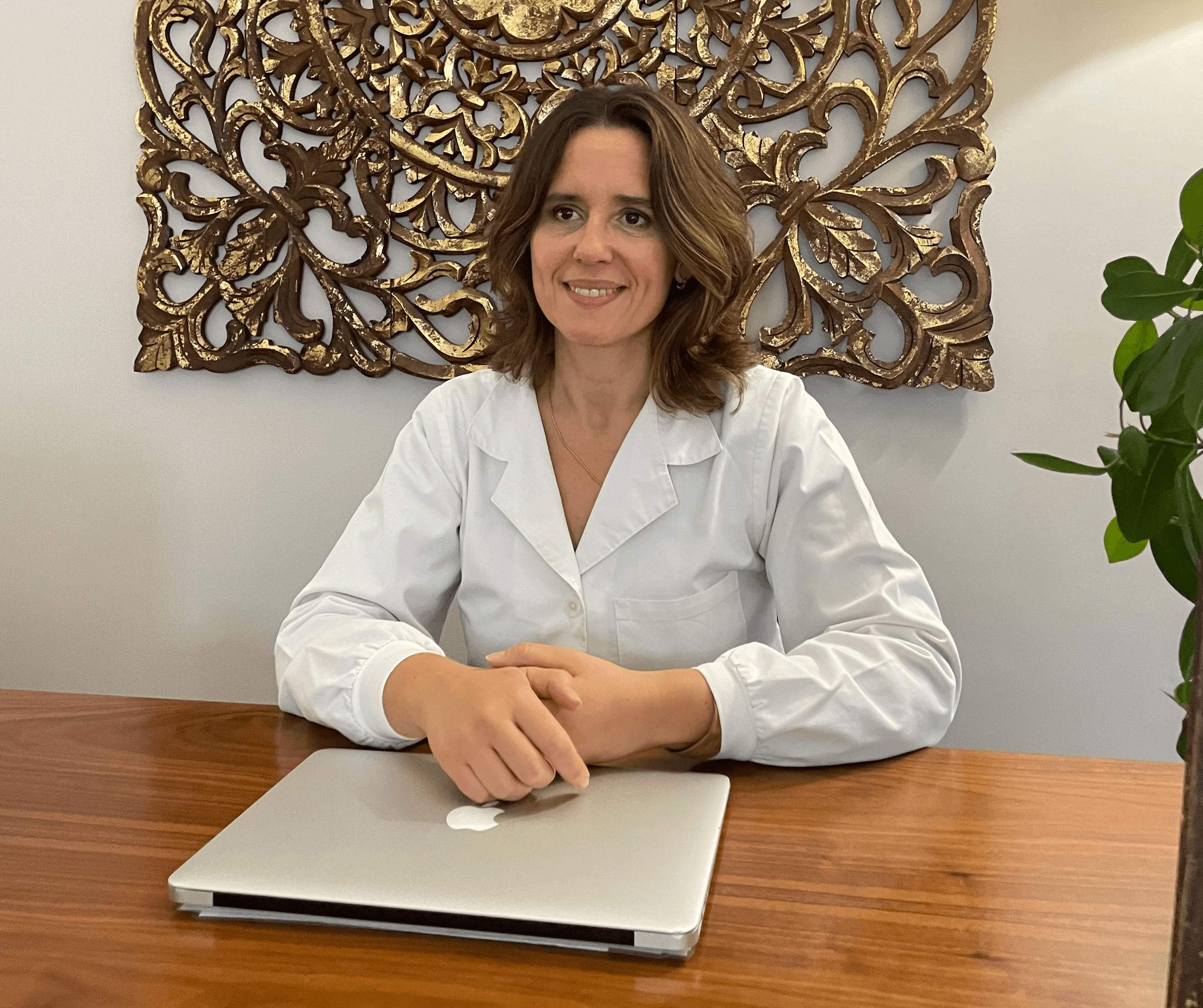 Doutora carla sentada no consultório