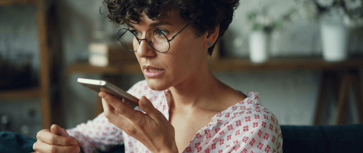 Candidat échangeant avec une intelligence artificielle vocale lors d’un processus de recrutement