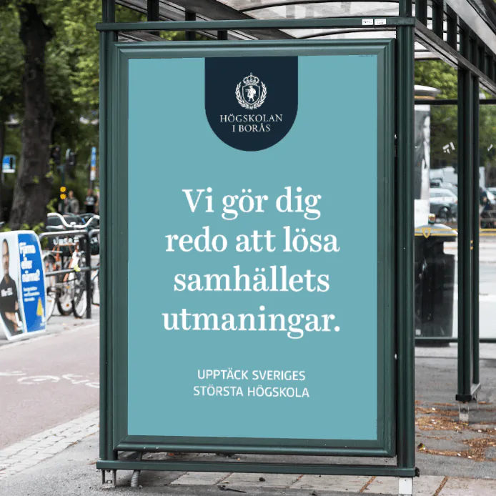 Utomhusreklam för Högskolan i Borås vid en busshållplats