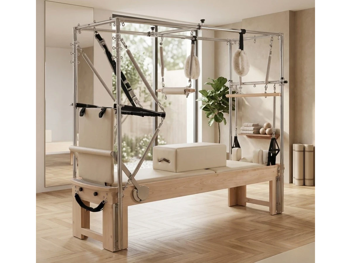 Pilates Reformer Tour Complète Premium — Chêne, reformer avec tour complète en chêne dans un studio de Pilates professionnel