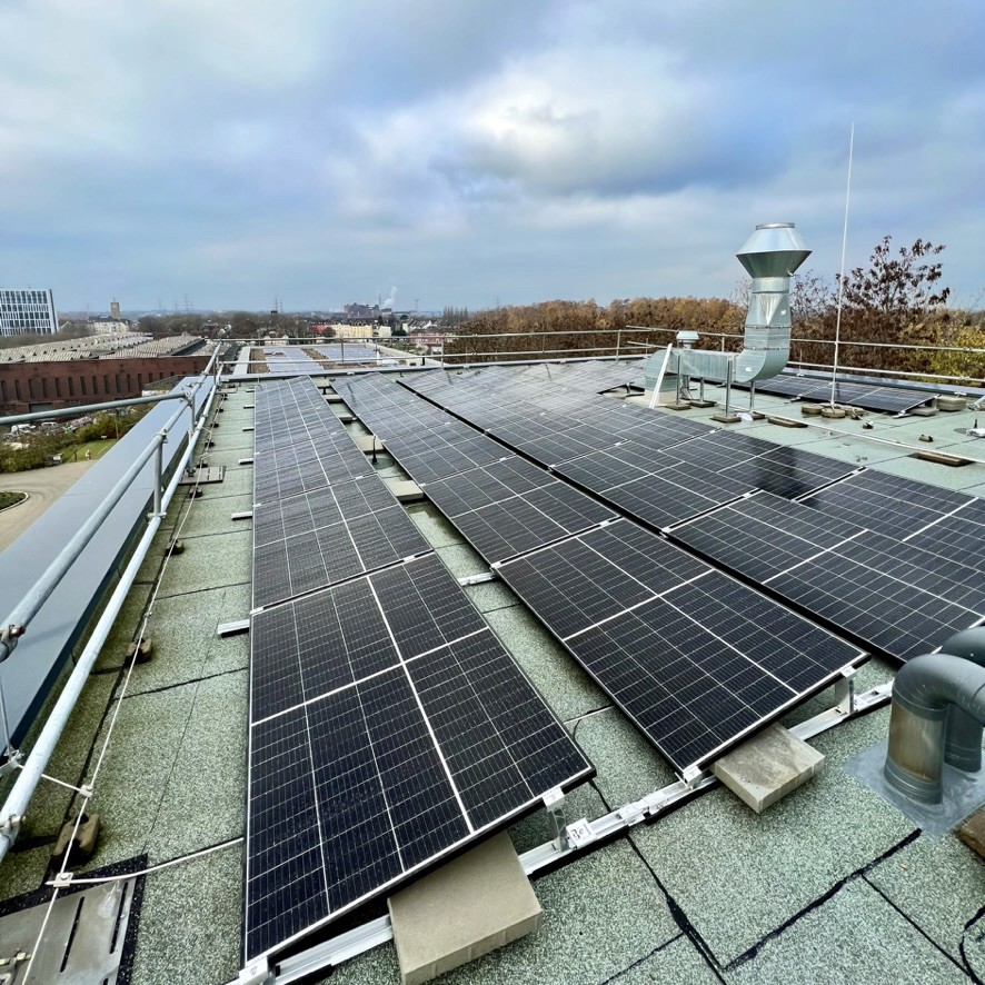 Eine PV-Anlage, bei der eine Drohnen-Inspektion durchgeführt wird von DER SOLARWART.