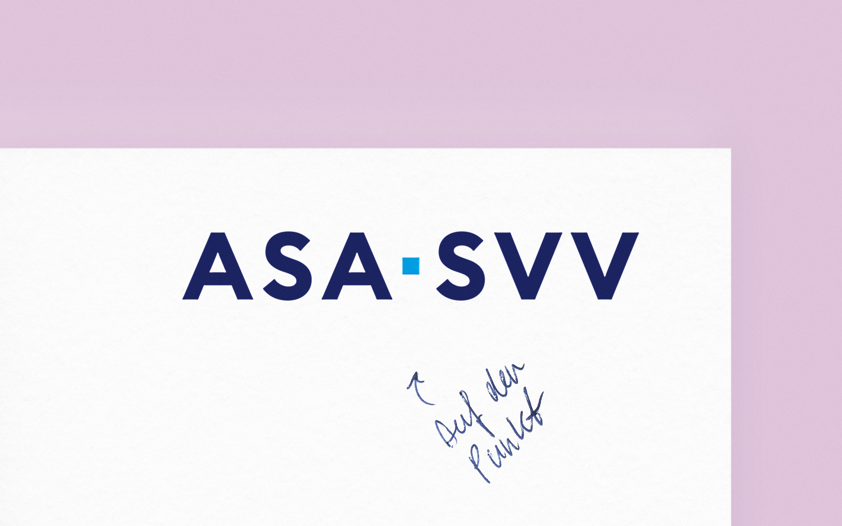 Das SVV-Logo. Die beiden Abkürzungen ASA und SVV werden von einem Punkt in der Mitte getrennt. Darunter steht ein handschriftlicher Hinweis.