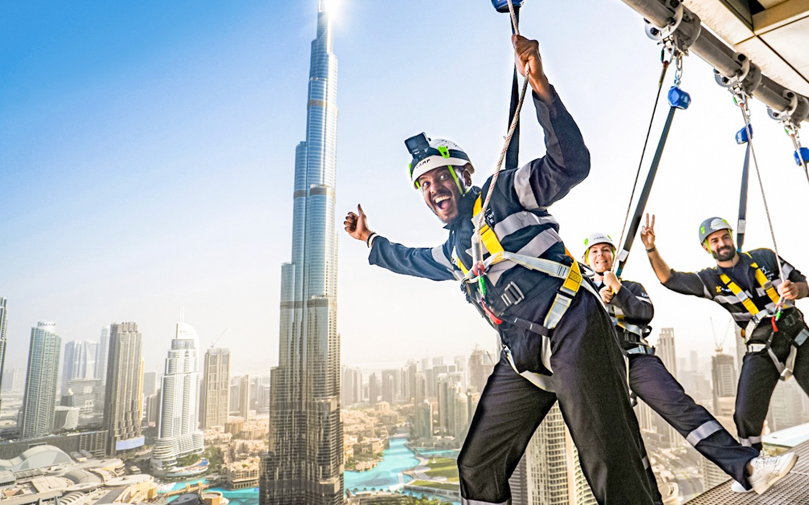 Deltagare i Sky Views Edge Walk med Burj Khalifa i Dubai i bakgrunden.