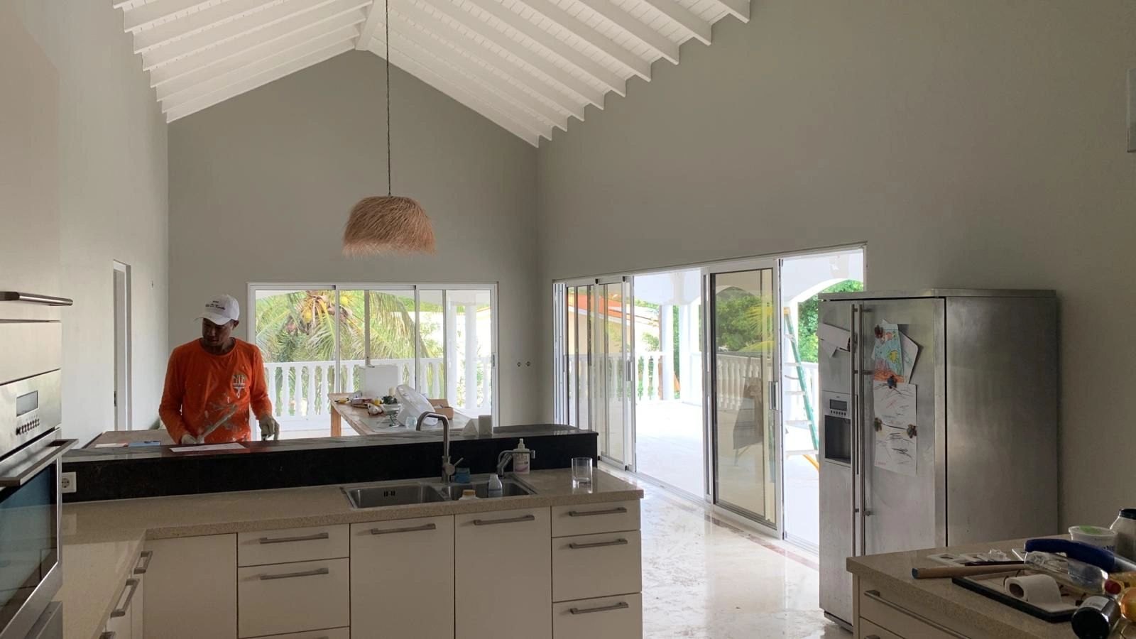 1000 Koló di Karibe painter finishing a kitchen interior in Bonaire