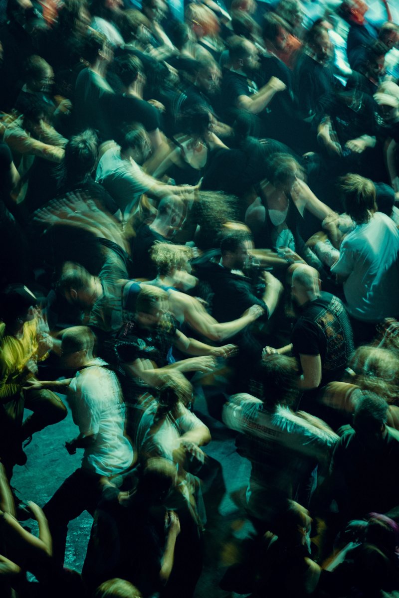 Een Foto van een moshpit tijdens het concert van Stick to Your Guns in Tivoli