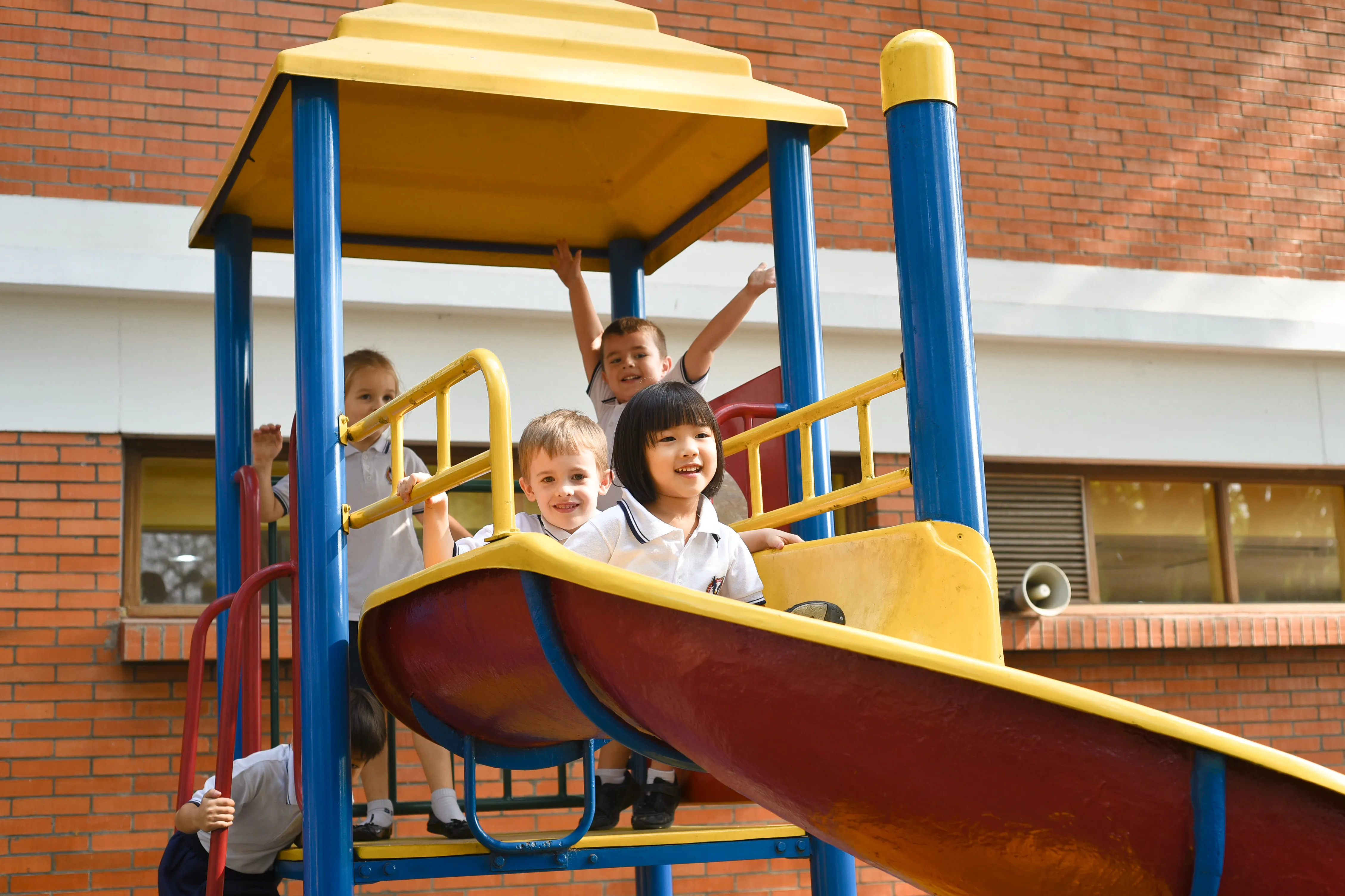 Formasi batu berbentuk pusaran dengan cahaya hangat menyaring masuk.