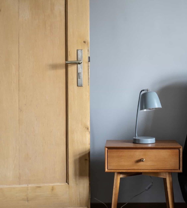 Lampa i drzwi w apartamencie w Villi Stara Apteka. Apartamenty dla grup na Dolnym Śląsku w Srebrnej Górze.