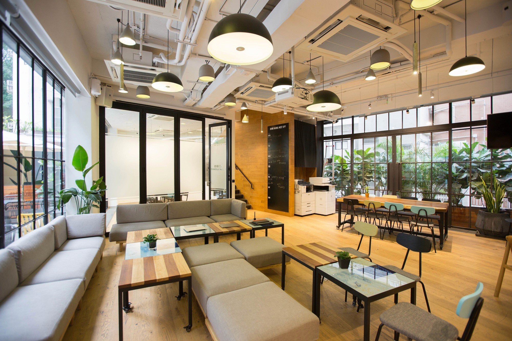 精準配對辦公室裝修團隊，價格透明並減少對公司營運的干擾Precise matching of office renovation teams with transparent pricing and minimal business disruption
