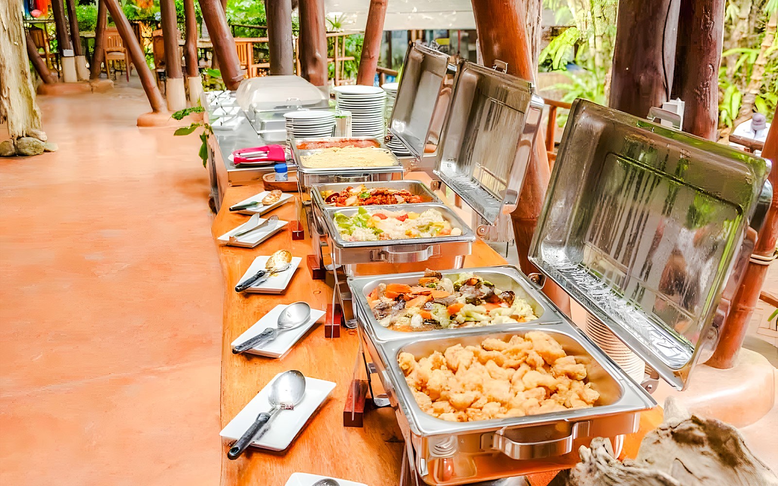 在Hanuman World享用自助餐，各类菜肴和餐具。