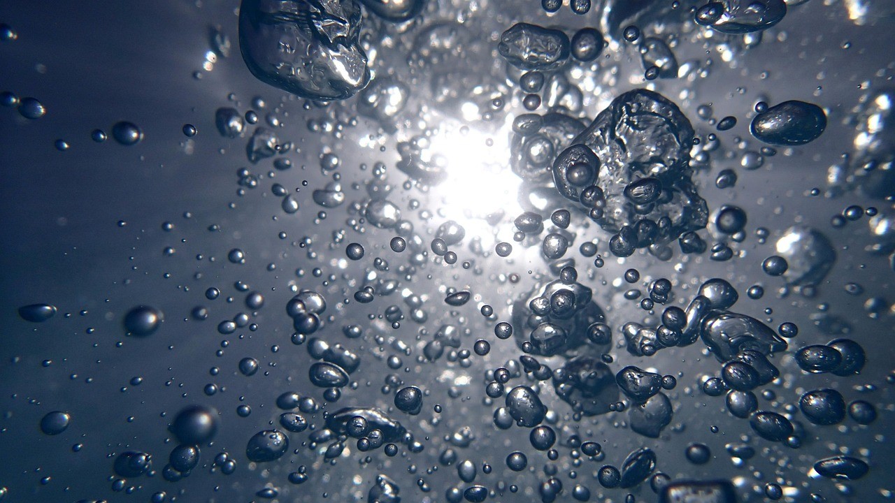 water,-bubbles,-bubbly,-water-bubbles,-liquid,-fresh,-clear,-transparent,-splash - tobiasd (pixabay)