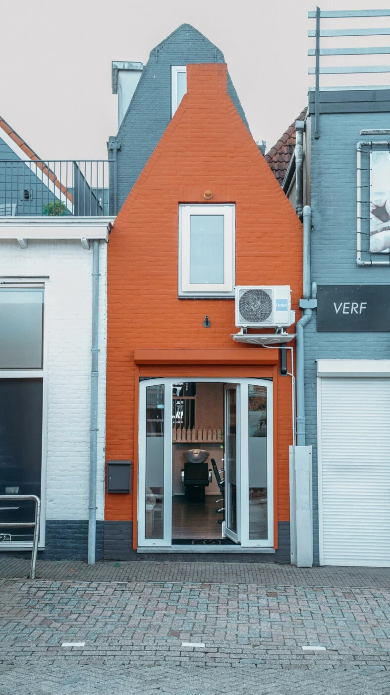 De gevel van de salon in Oud-Beijerland