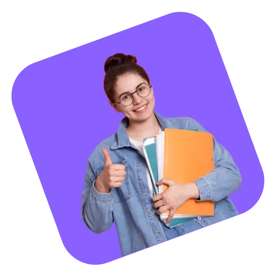 Studentin mit Brille und Ordnern zeigt Daumen hoch, motiviert für das Medizinstudium