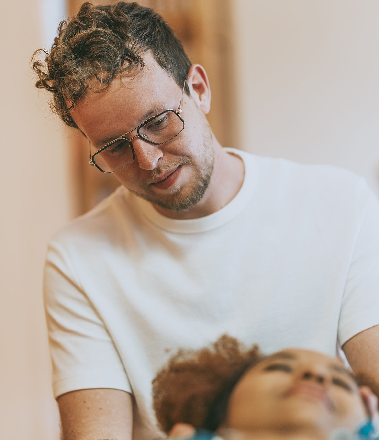 Victor Germain appliquant un massage au niveau des cervicales d’un patient pour soulager le stress et les douleurs musculaires