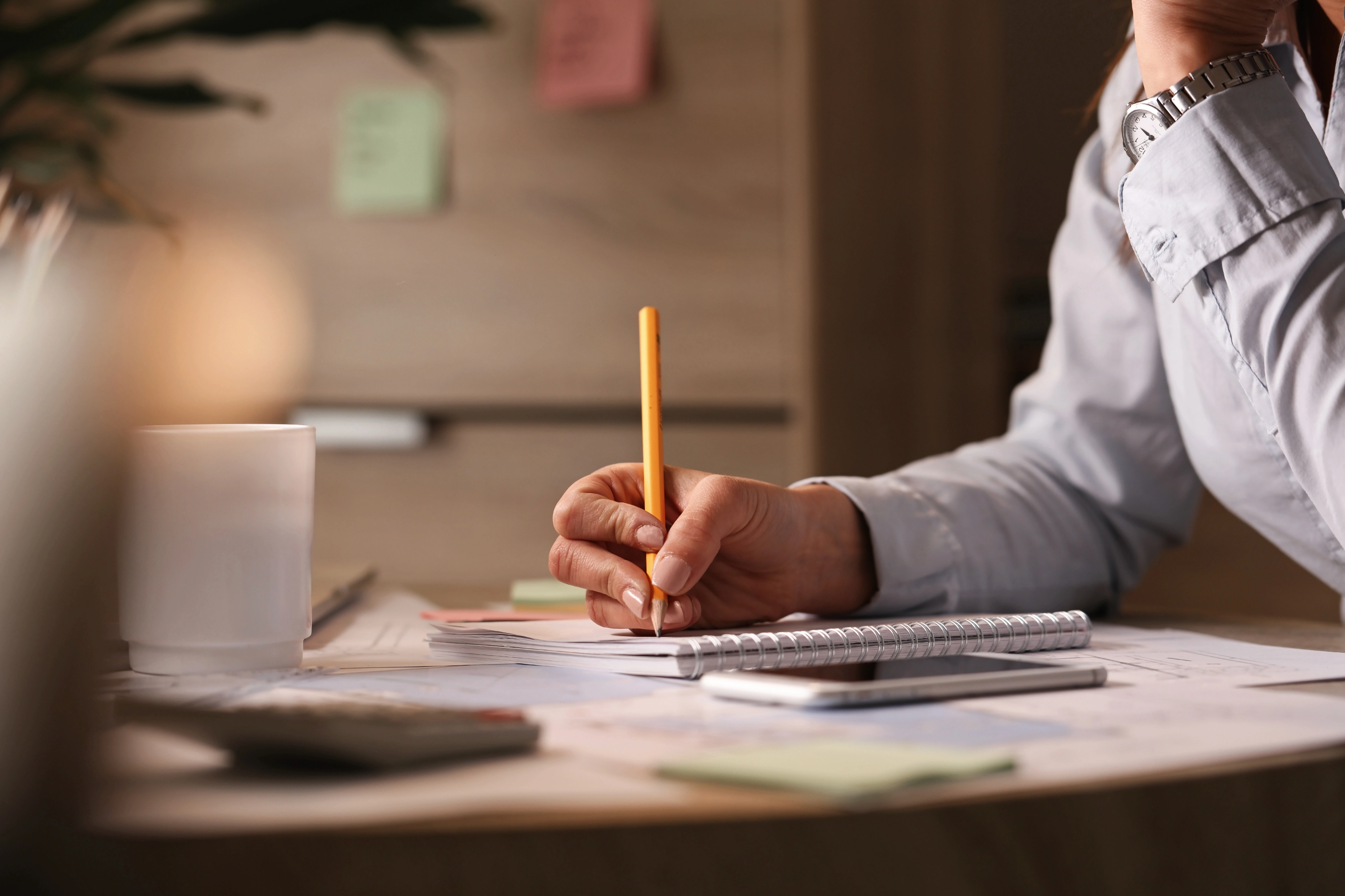 Assistente de RH estudando para tirar sua certificação em recursos humanos.