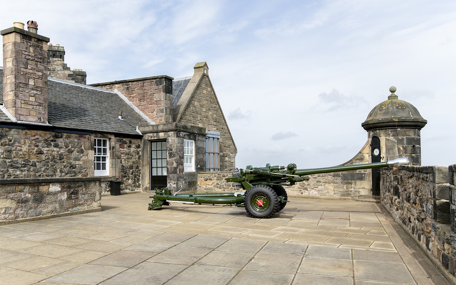Canhão no Castelo de Edimburgo com vista da cidade ao fundo, parte de um tour guiado a pé com entrada rápida.