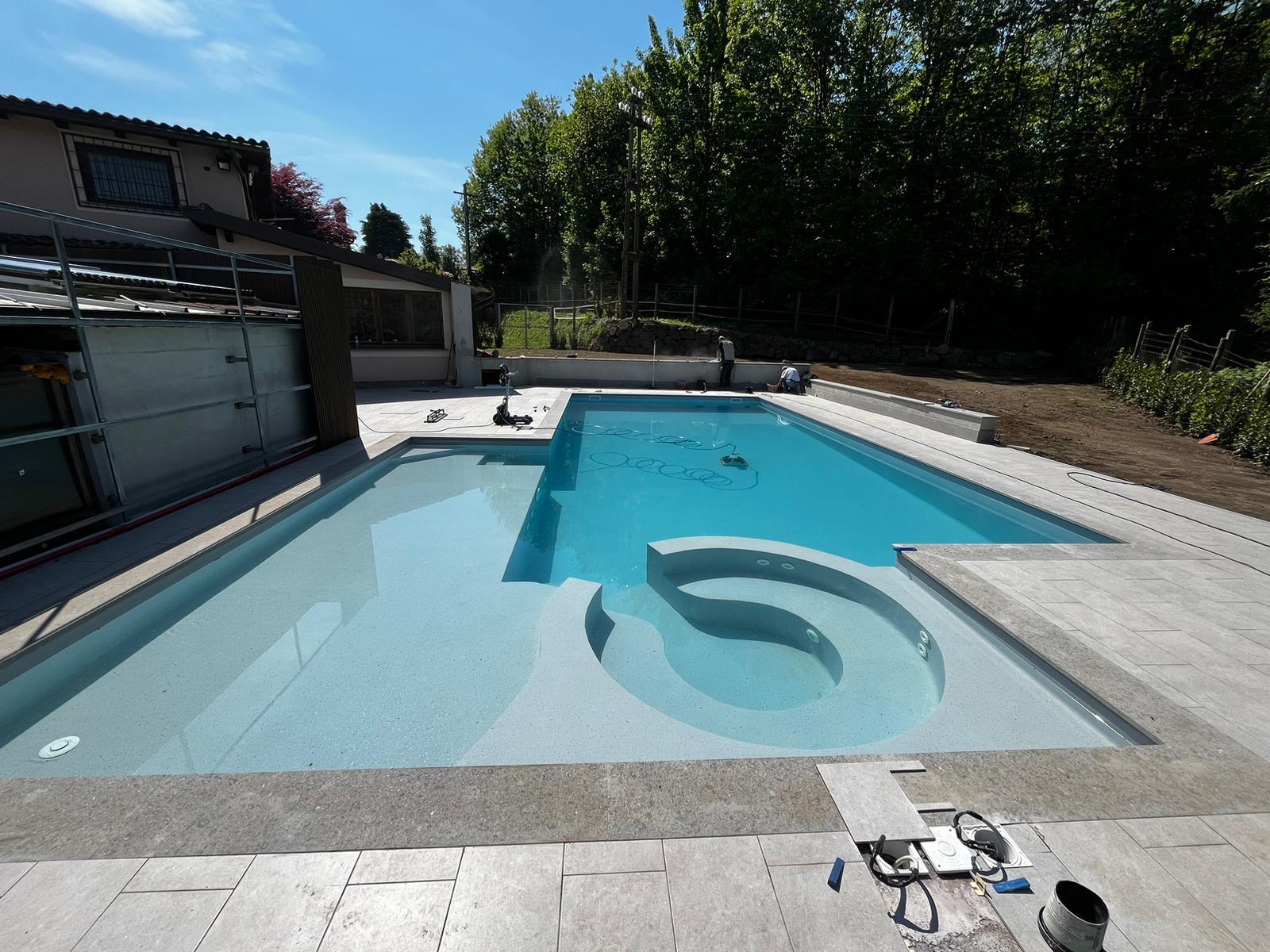 grande piscina a piu livelli e zone