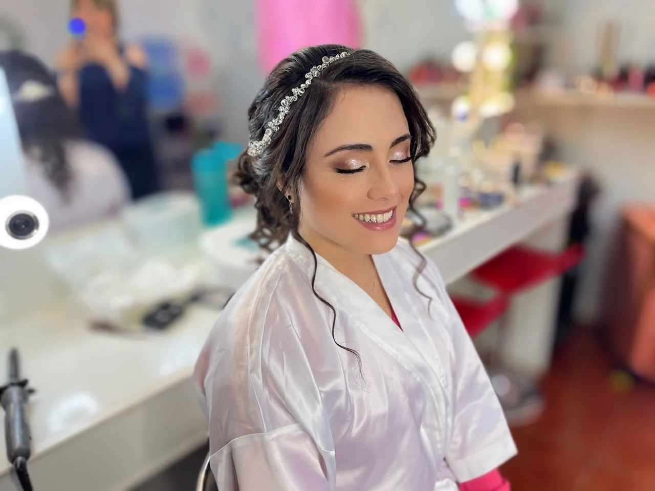 Novia durante prueba de maquillaje y peinado en estudio antes de su boda
