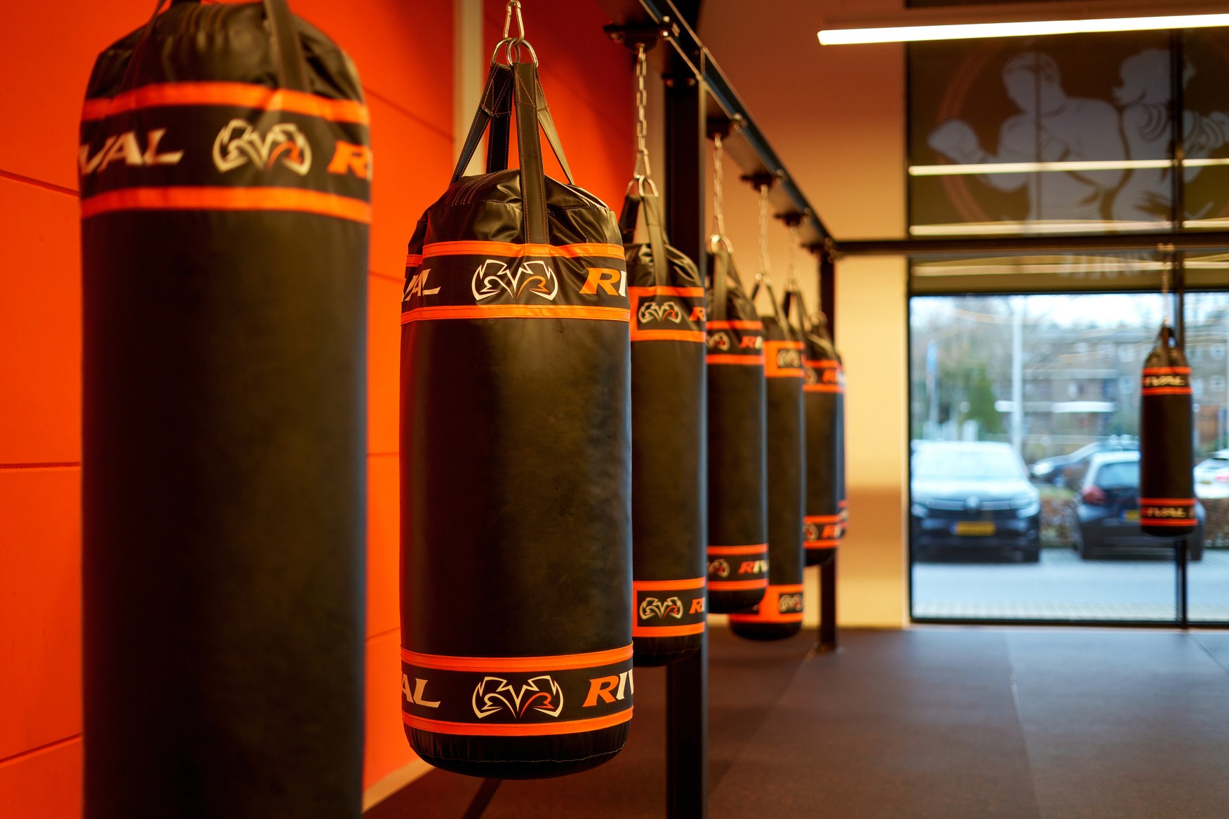 Rij met professionele bokszakken in de boksschool van Leiden.