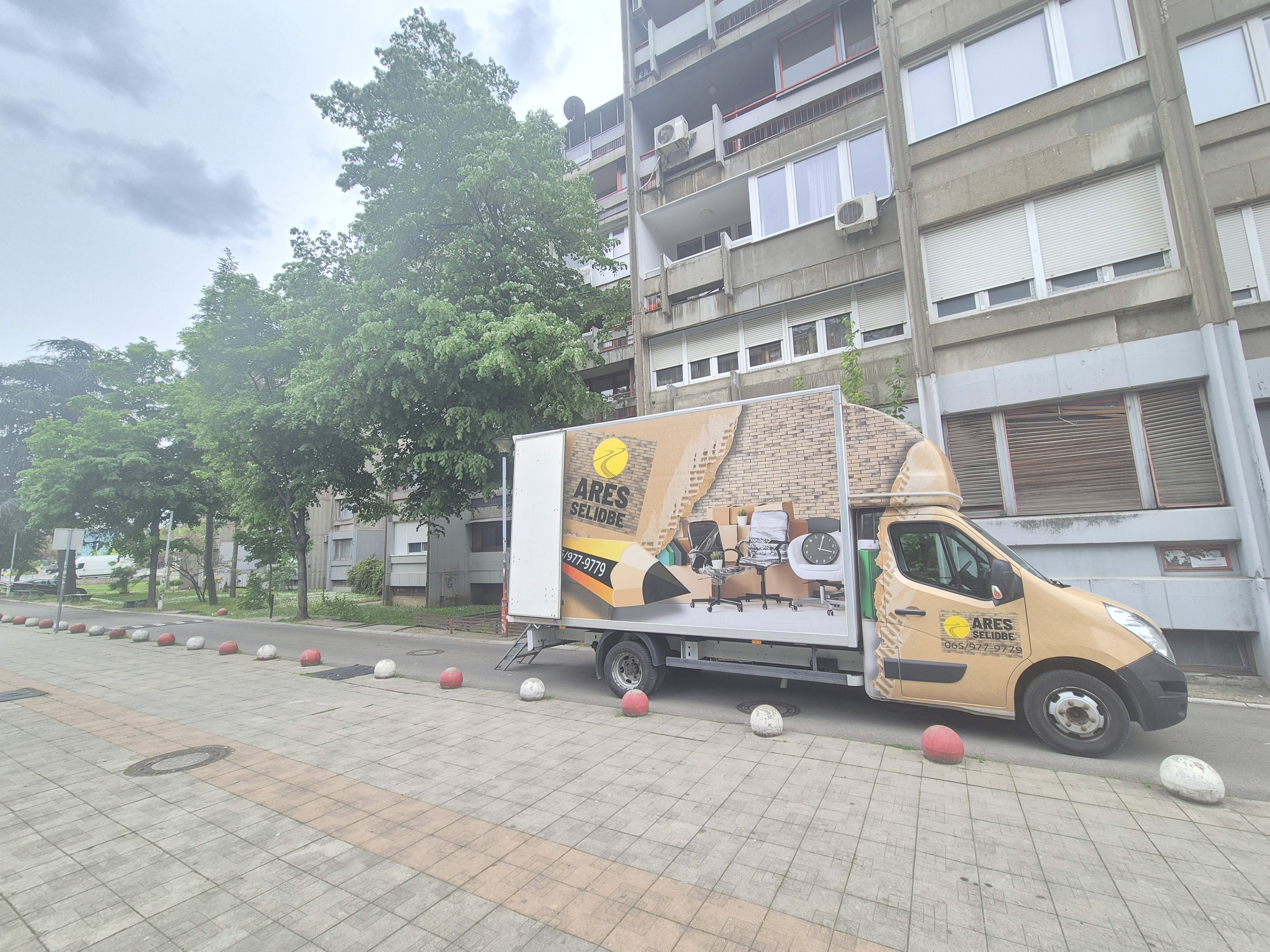 Kamion Ares Selidbe parkiran ispred zgrade tokom selidbe u Beogradu