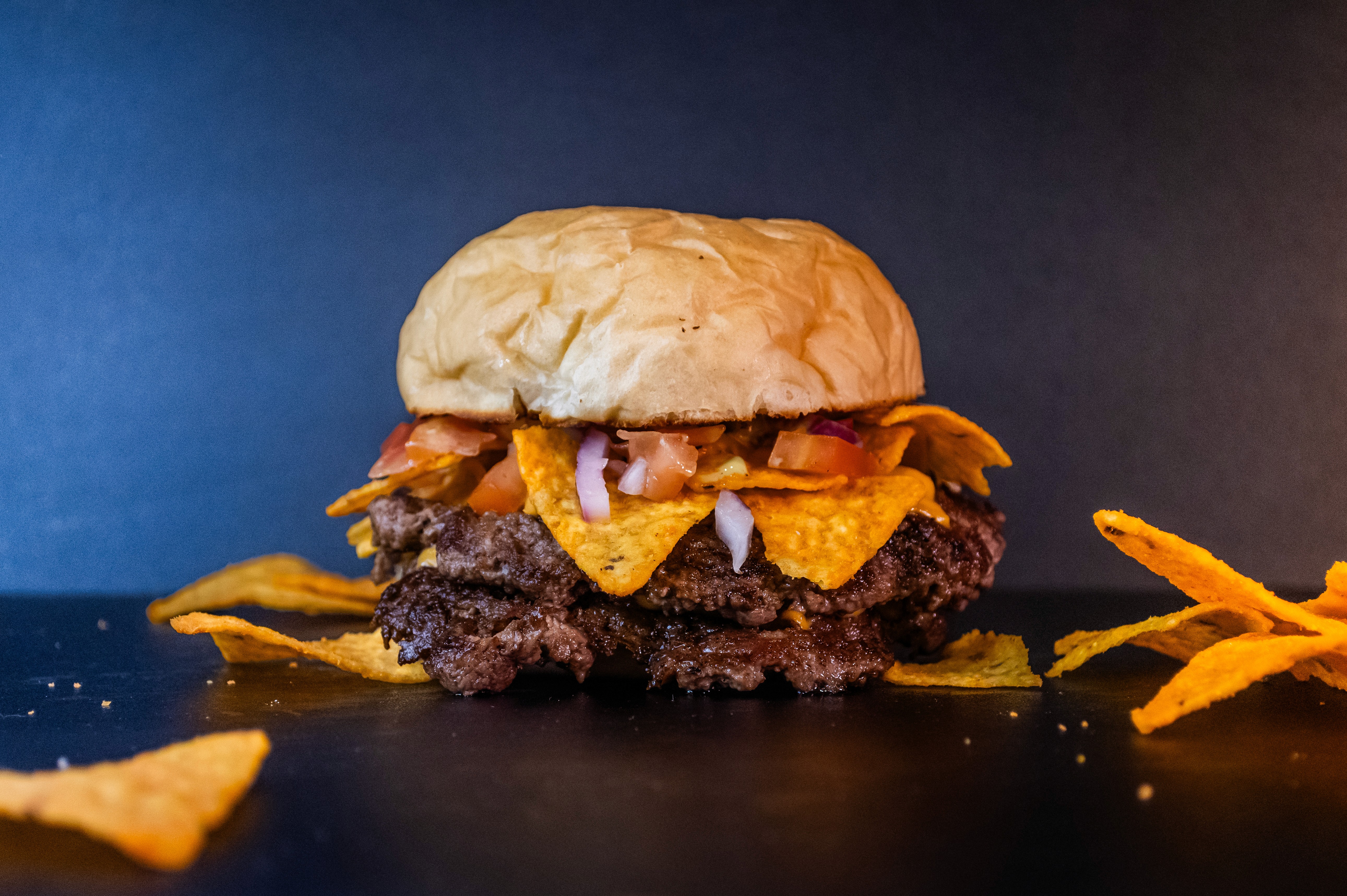hamburguesa smash con Cheddar, paltomayo, tomate, cebolla colorada, salsa picante, doritos.