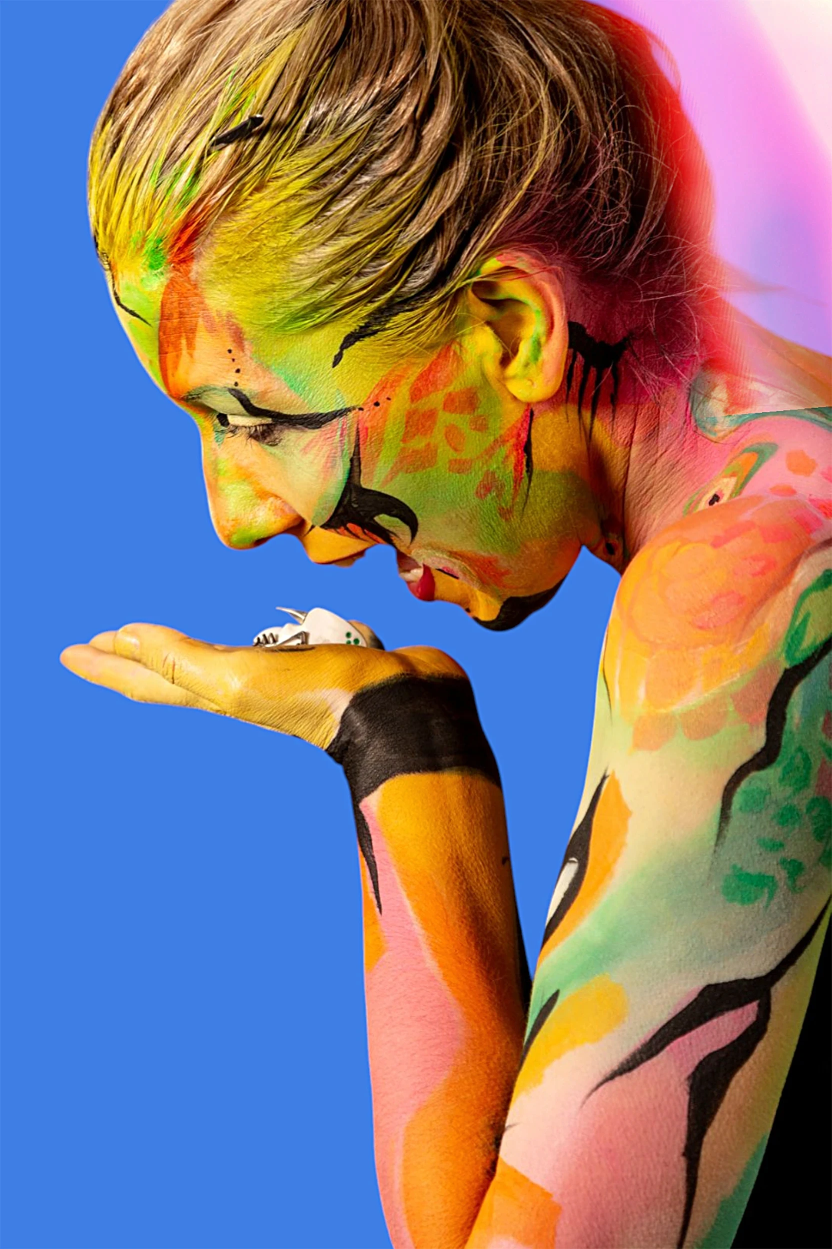 white flea green eyes AK photoJankoBelaj modelŠljokičastižohar bodypaintAK