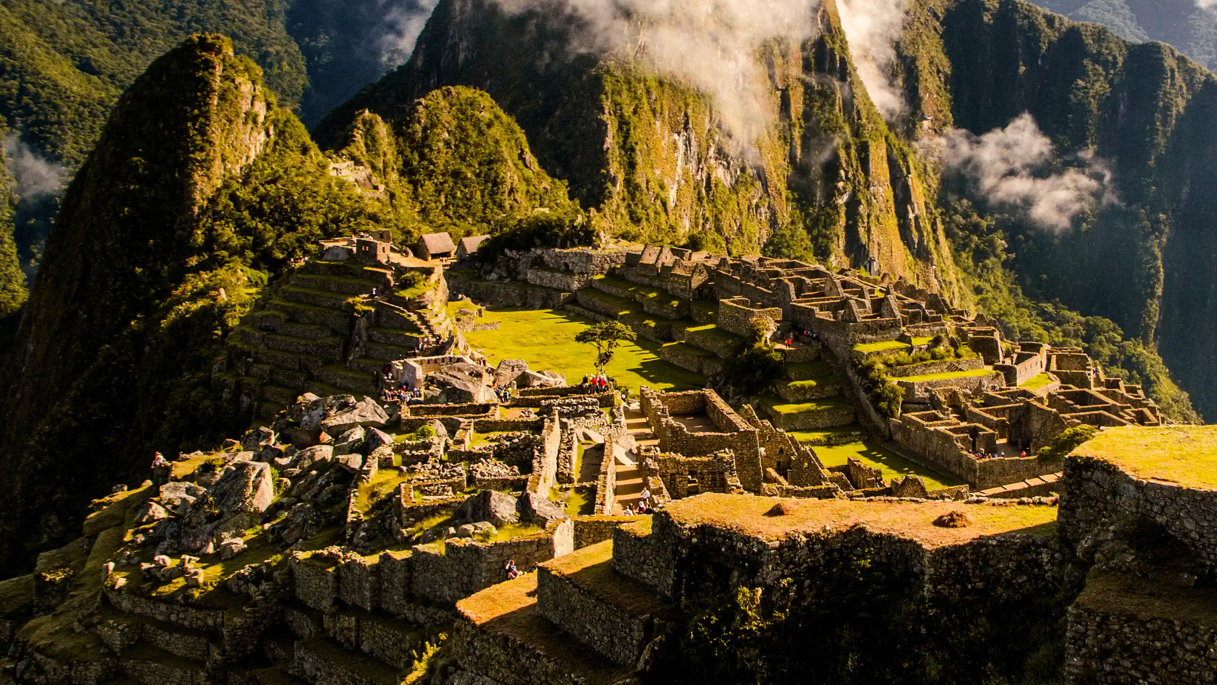 Machu Picchu, antiga cidade inca no Peru, cercada pelas montanhas da Cordilheira dos Andes e pela vegetação verde da região