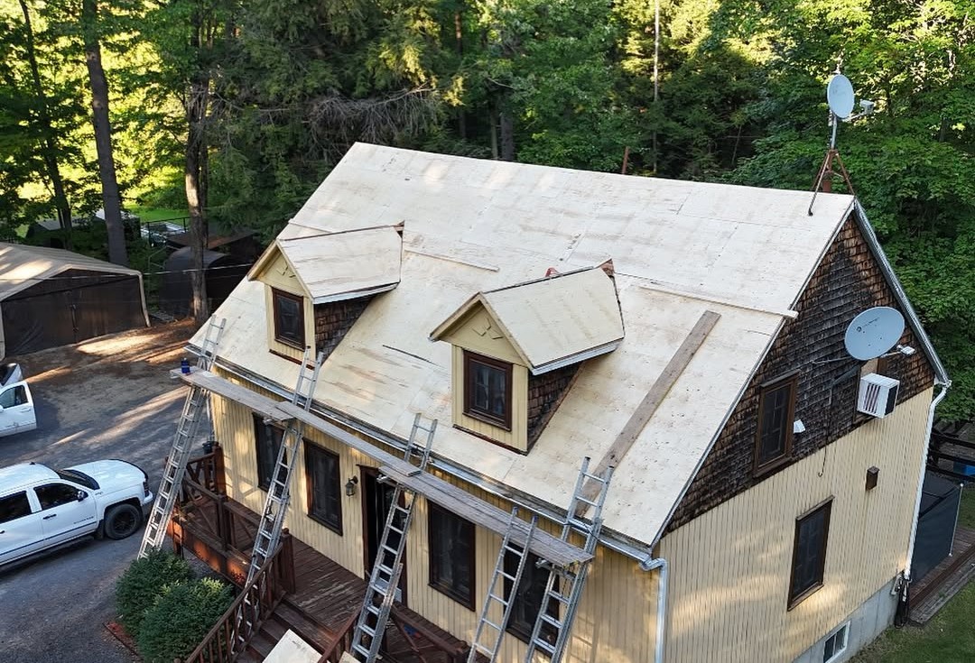 Installation d’une toiture en bardeaux d’asphalte sur une maison résidentielle à deux étages, travaux en cours