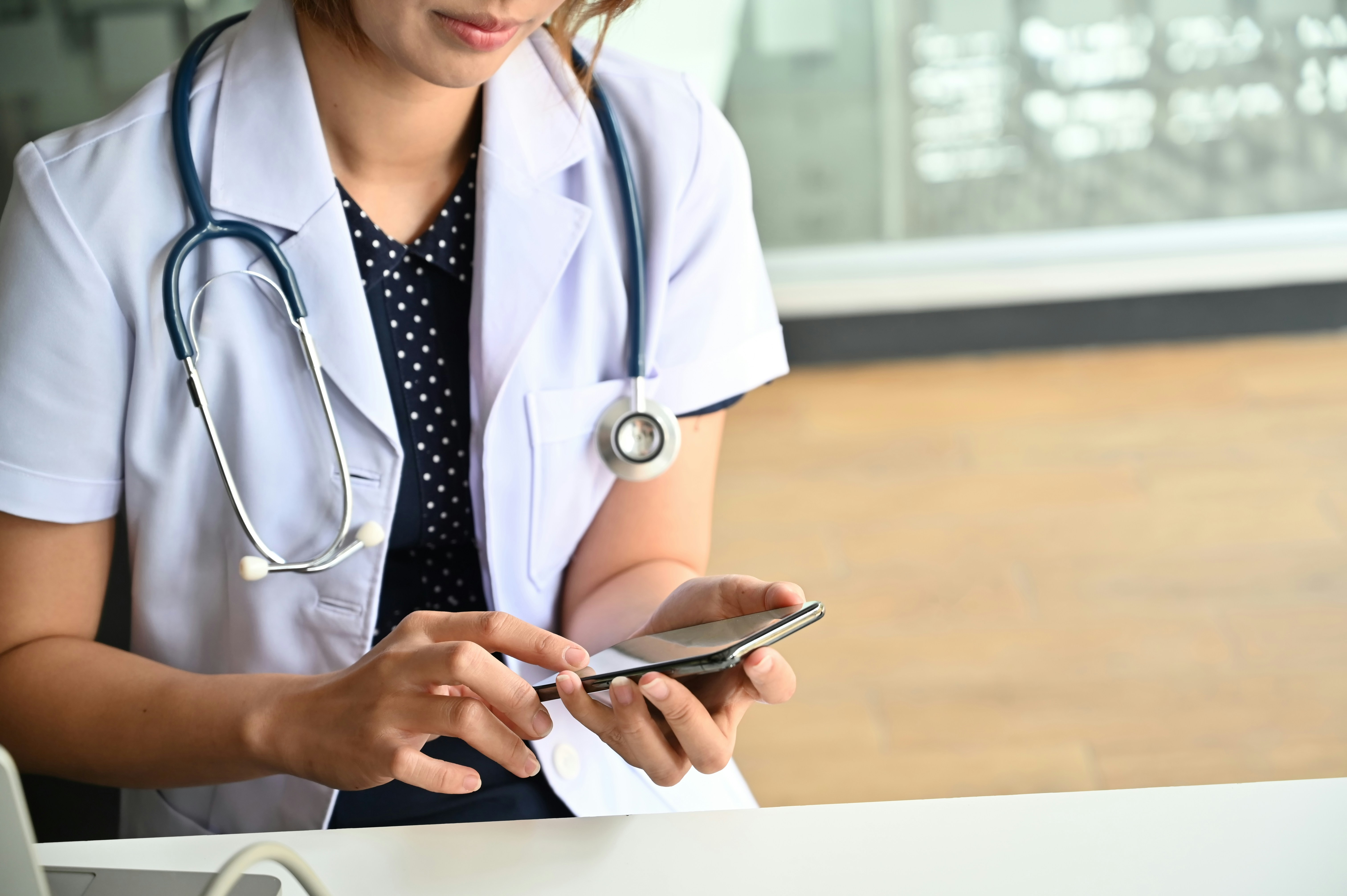 veterinarian using a phone to set up veterinary ai scribe