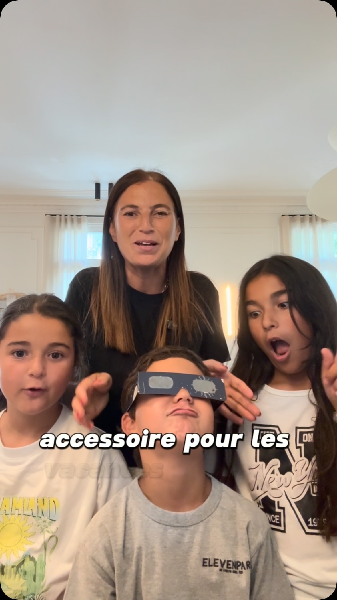 Raquel montre des lunettes pour l'éclipse et explique les mots en hébreu